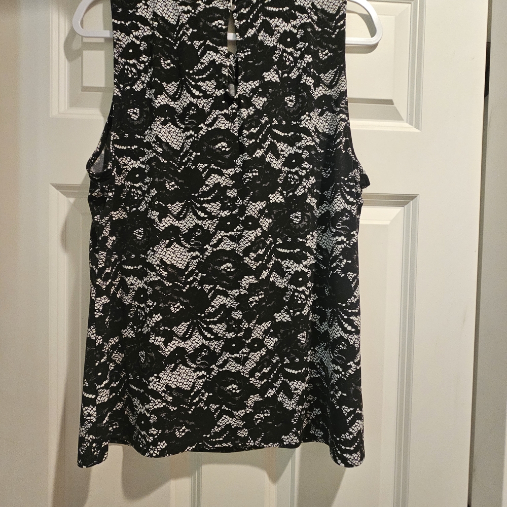 Black and White Lace Sleeveless Top - Picture 3 of 3